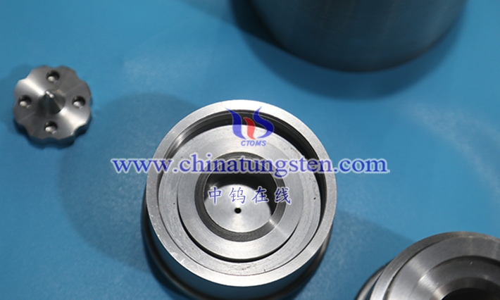 How Do Tungsten Alloy Shielding Containers Interact with Different Types of Radiation?